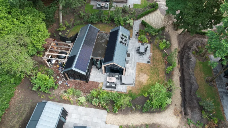 Luchtfoto van een woning met zonnepanelen op twee dakvlakken