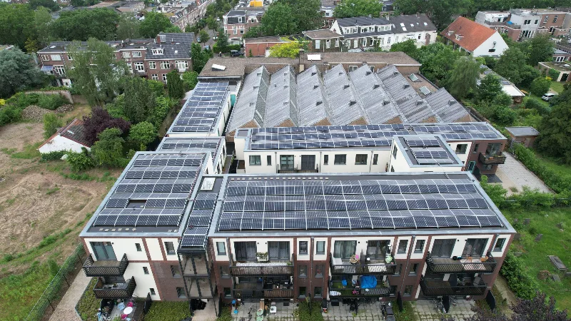 Daken volledig vol gelegd met zonnepanelen, van bovenaf gezien