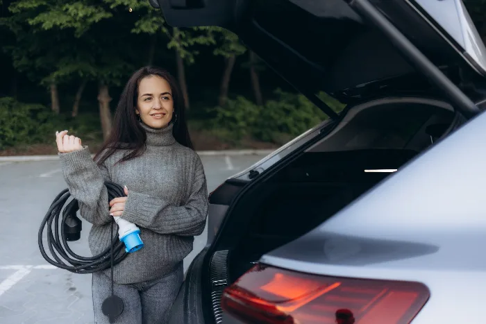 Auto aan de laadpaal op de oprit