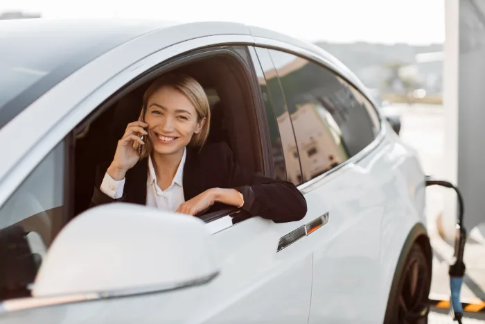 Auto aan een laadpaal op de oprit